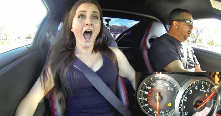 شاهد ردات فعل النساء بجانب سائقي الجنون في القيادة